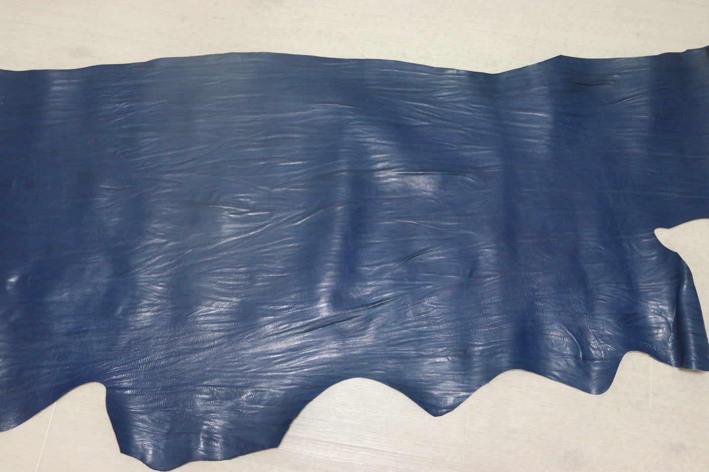 ds28円!訳あり 絞り加工 サファイア アニリン仕上げ ヌメ革 102ds