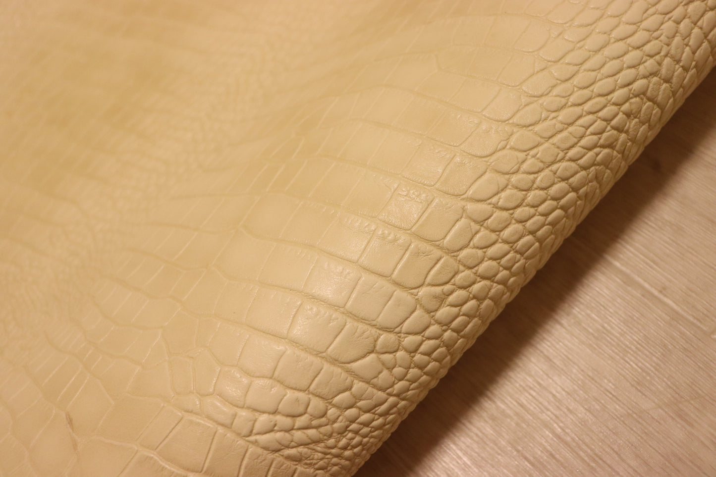 ds70円!イタリアンレザー ショルダー クロコ型押し アンチック加工 クリーム 130ds
