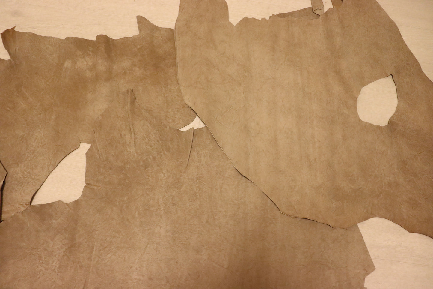 ds25円!新入荷!イタリアンレザー 吟すり加工 ハギレ ムラ染 ベージュブラウン 140ds