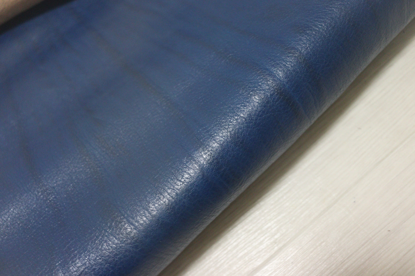 ds28円!訳あり 絞り加工 サファイア アニリン仕上げ ヌメ革 152ds