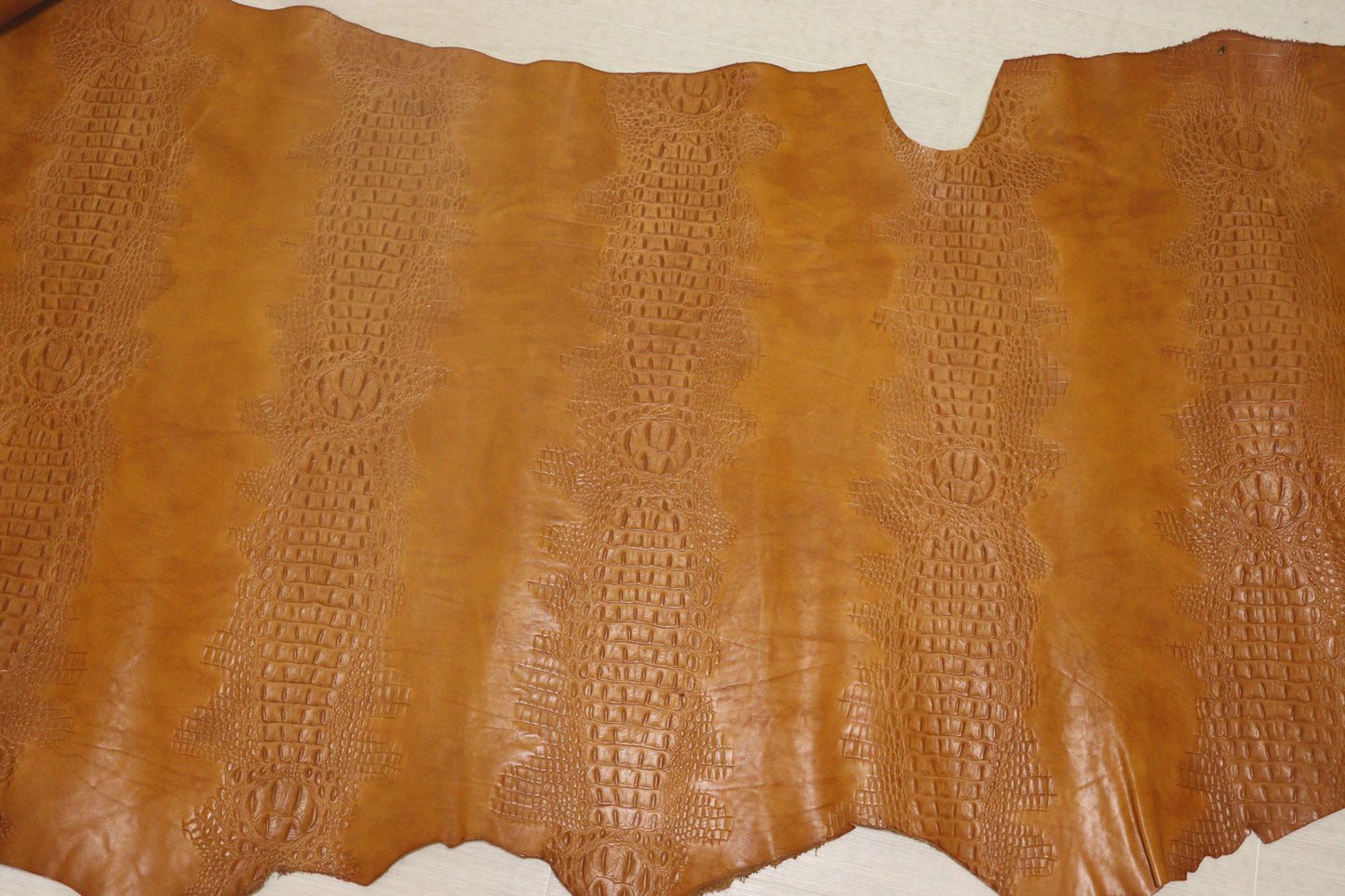 ds70円!イタリアンレザー ショルダー ヌメ革 背ワニ型押し キャメル 147ds