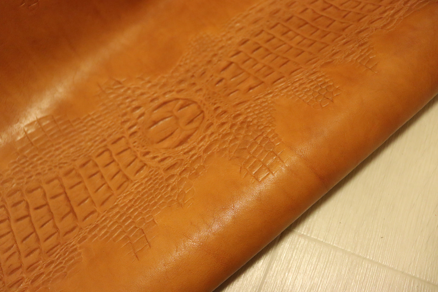 ds72円!イタリアンレザー ショルダー ヌメ革 背ワニ型押し キャメル 147ds