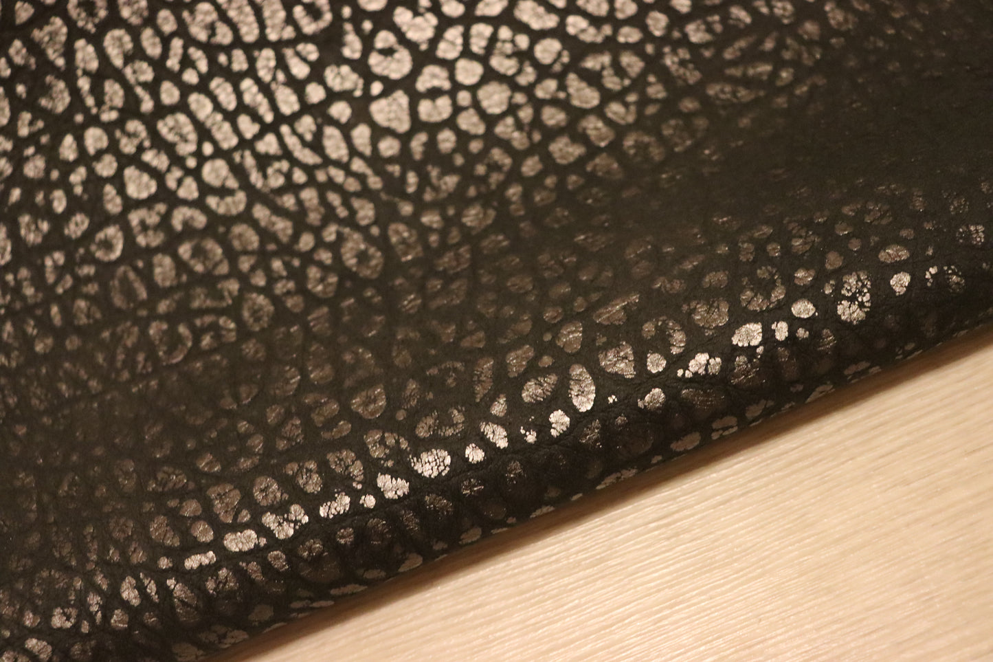 ds28円!新入荷!イタリアンレザー ブラック×シルバー エンボス加工 230ds