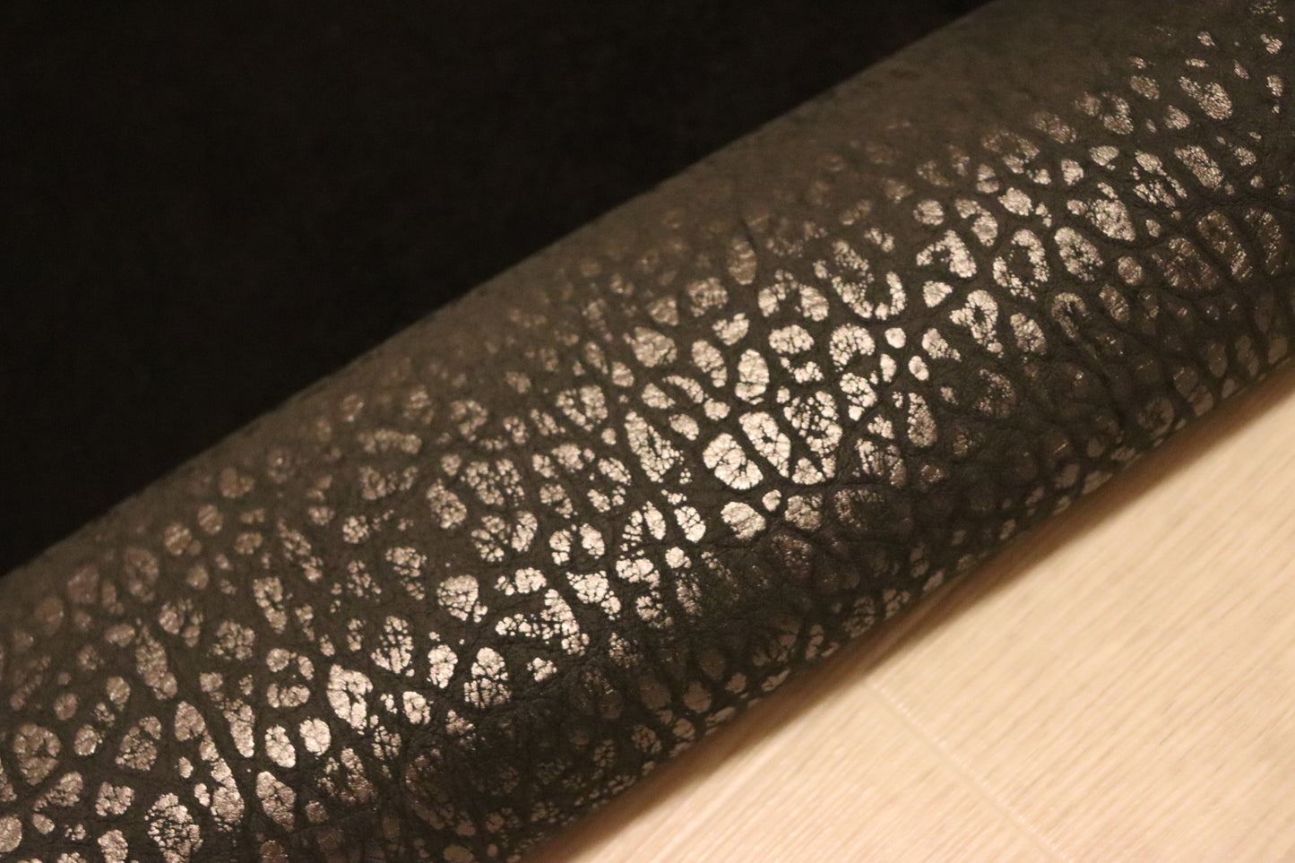 ds28円!新入荷!イタリアンレザー ブラック×シルバー エンボス加工 256ds