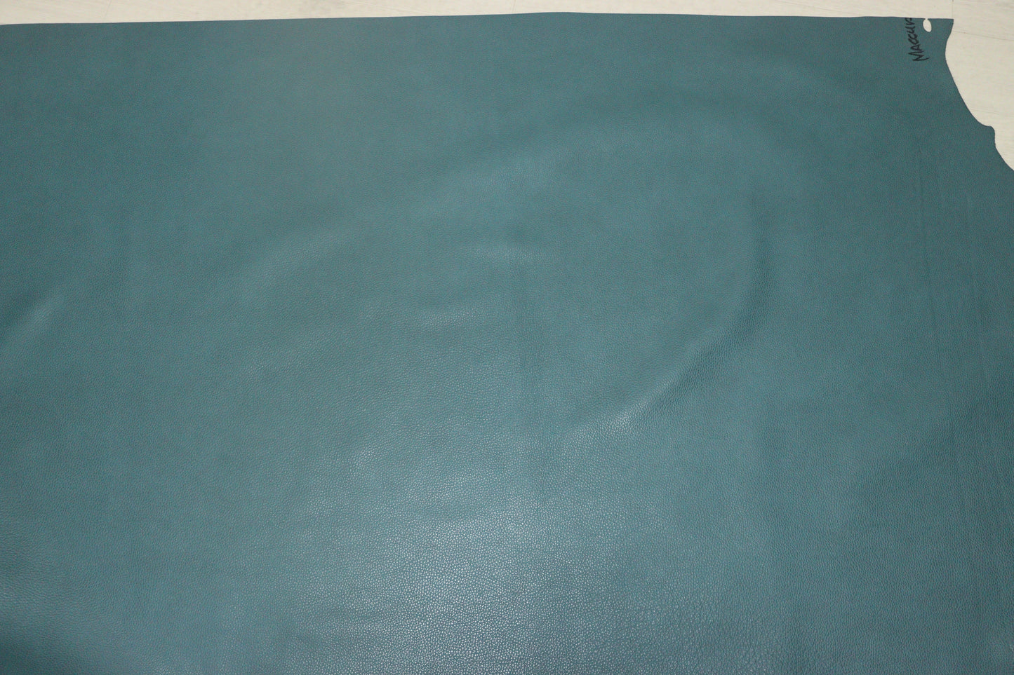 ds30円!新入荷!イタリアンレザー もちもち ピーコックブルー シュリンク加工 256ds