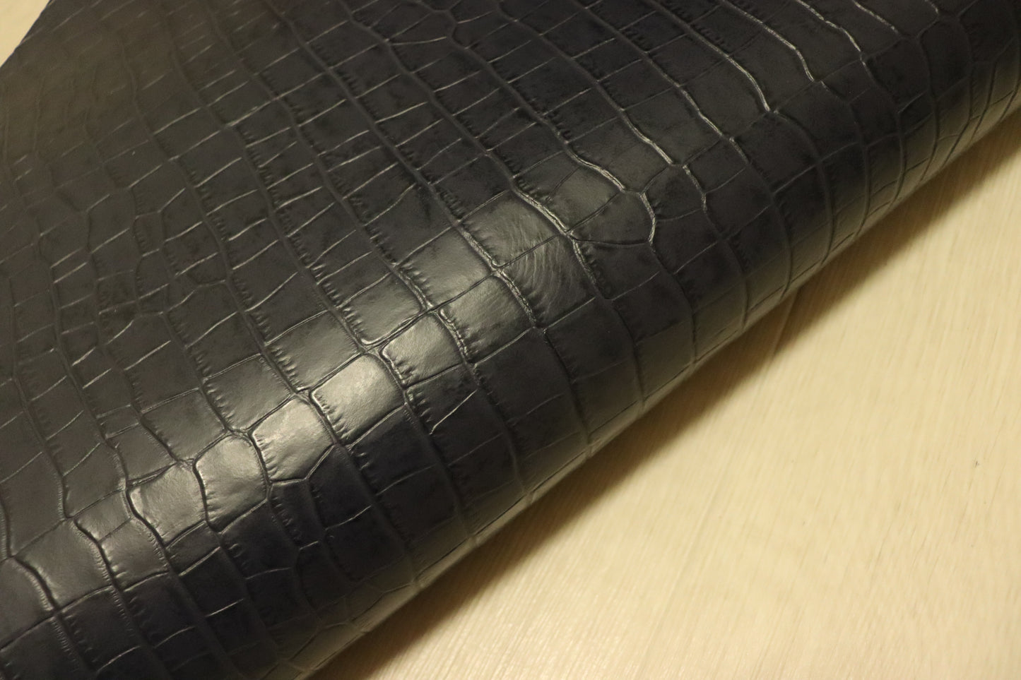 ds28円!新入荷!顔料仕上げ イタリアンクロコ型押し ネイビー 240ds