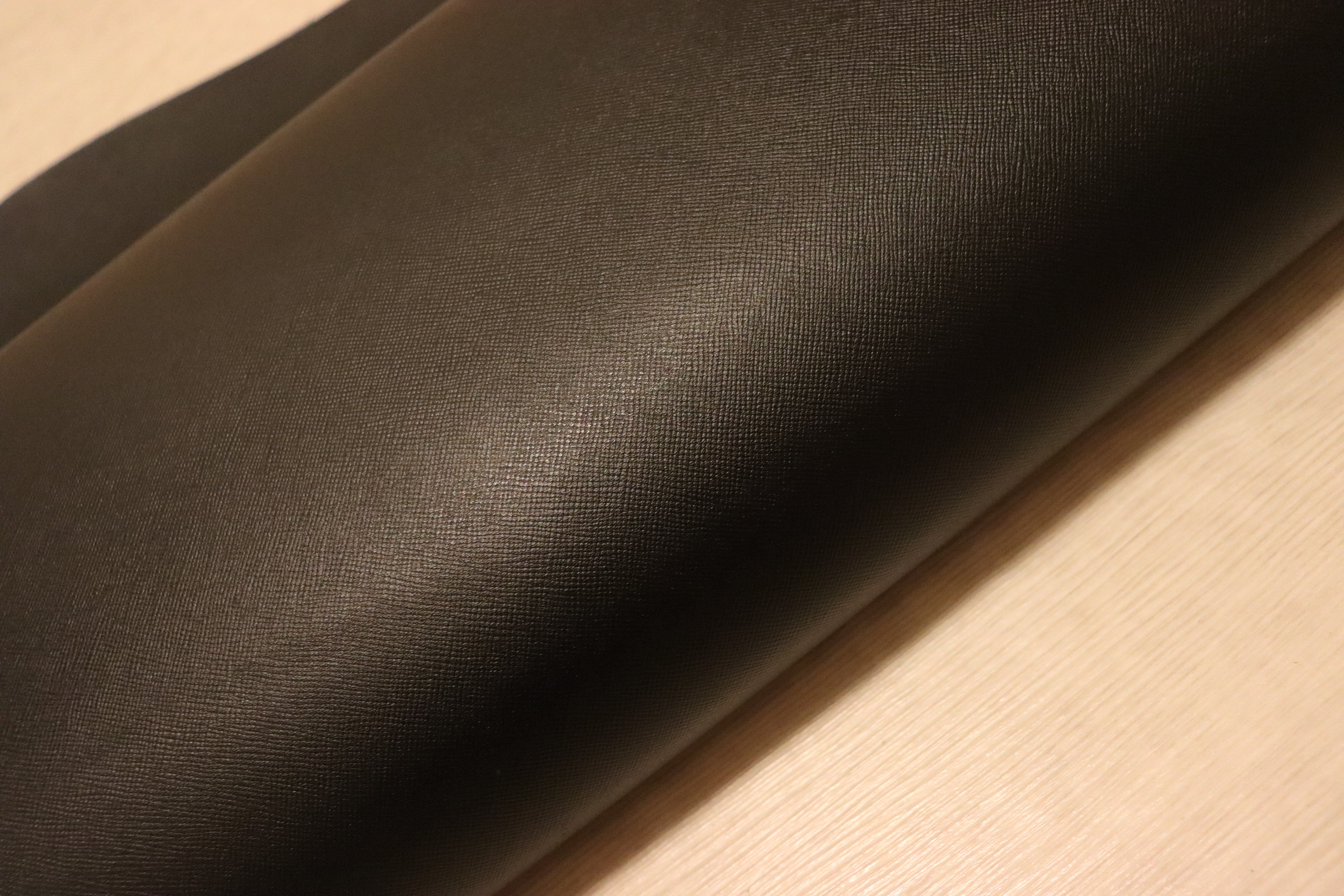 全方位ラウンディッシュ【‘ラウンド‘を究極まで突き詰めた造形美/新品】日付 黒革 DS28円！新入荷！姫路レザー 顔料仕上げ 絹目型押し ブラック