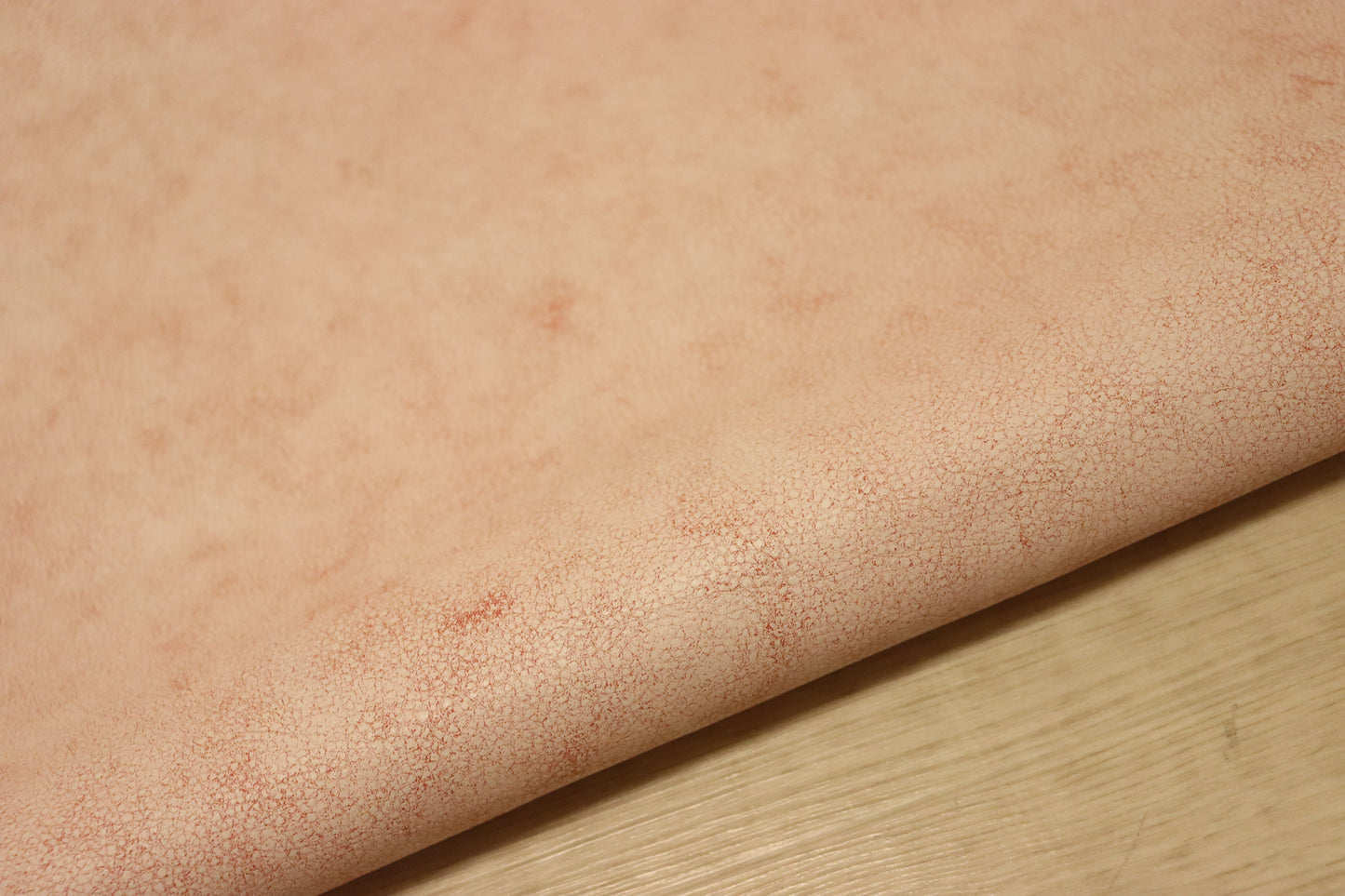 ds28円!新入荷!イタリアンレザー ピンク系 クラッキング加工 194ds