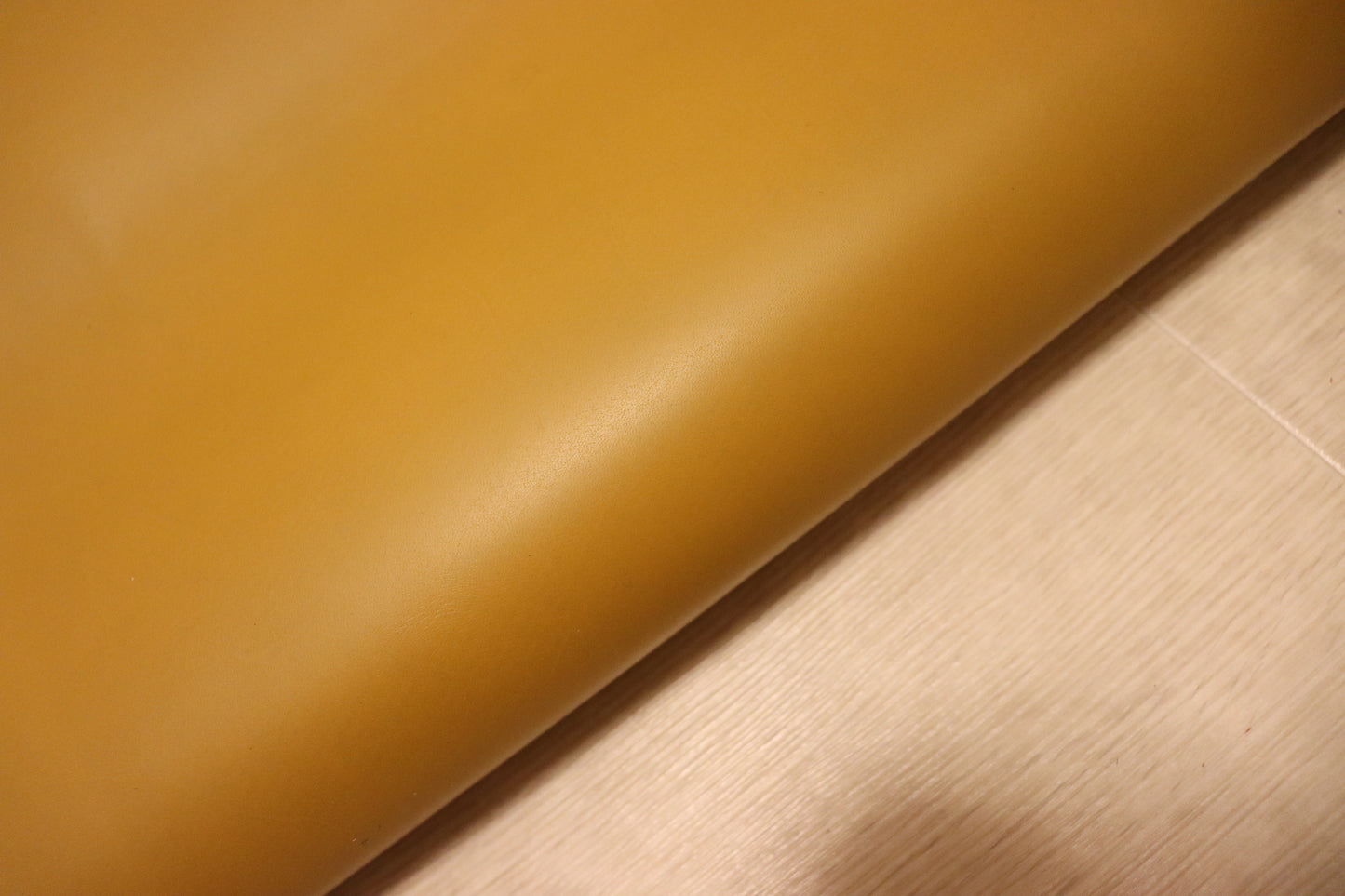 ds28円!新入荷!イエローオークル スムース加工 大きめハギレ 180ds