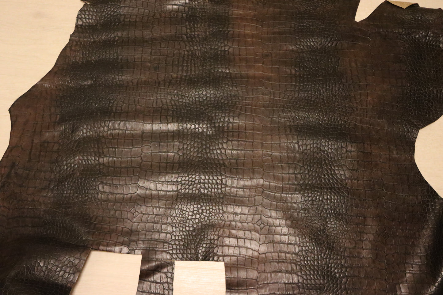 ds28円!新入荷!イタリアンレザー ハギレ クロコ型押し ダークブラウン 120ds