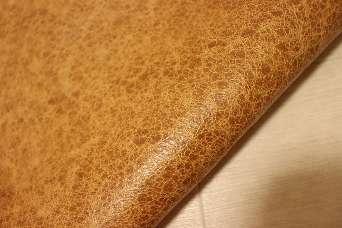 ds25円!SALE!クラッキング加工 イエローキャメル 豚革 100ds