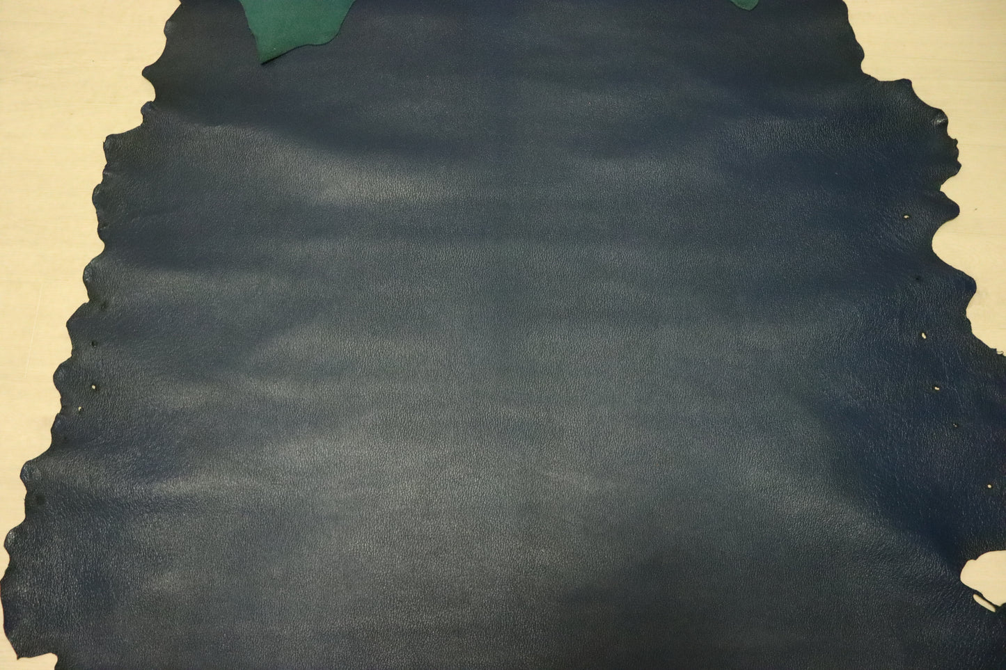 ds28円!新入荷!顔料仕上げ マリンブルー 豚革 130ds