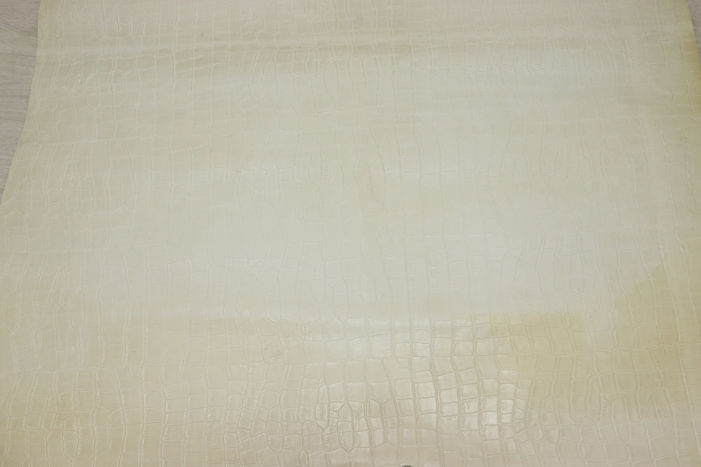 ds28円!訳あり クラフトの定番!白なめし クロコ型押し 131ds