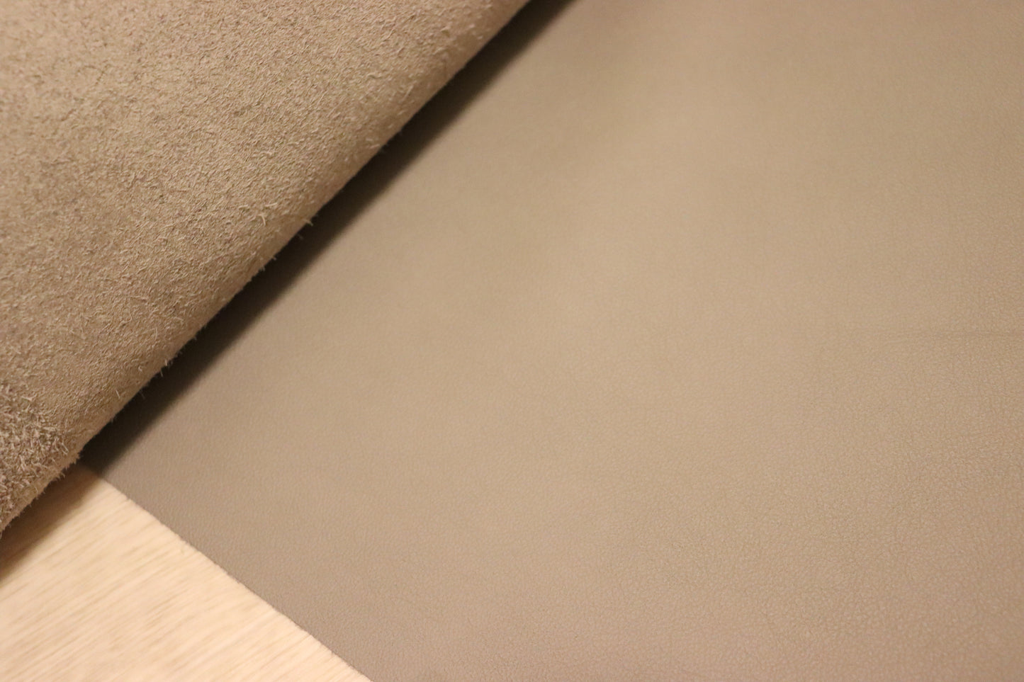 ds28円!新入荷!イタリアンレザー 弱シュリンク加工 ライトグレー 236ds