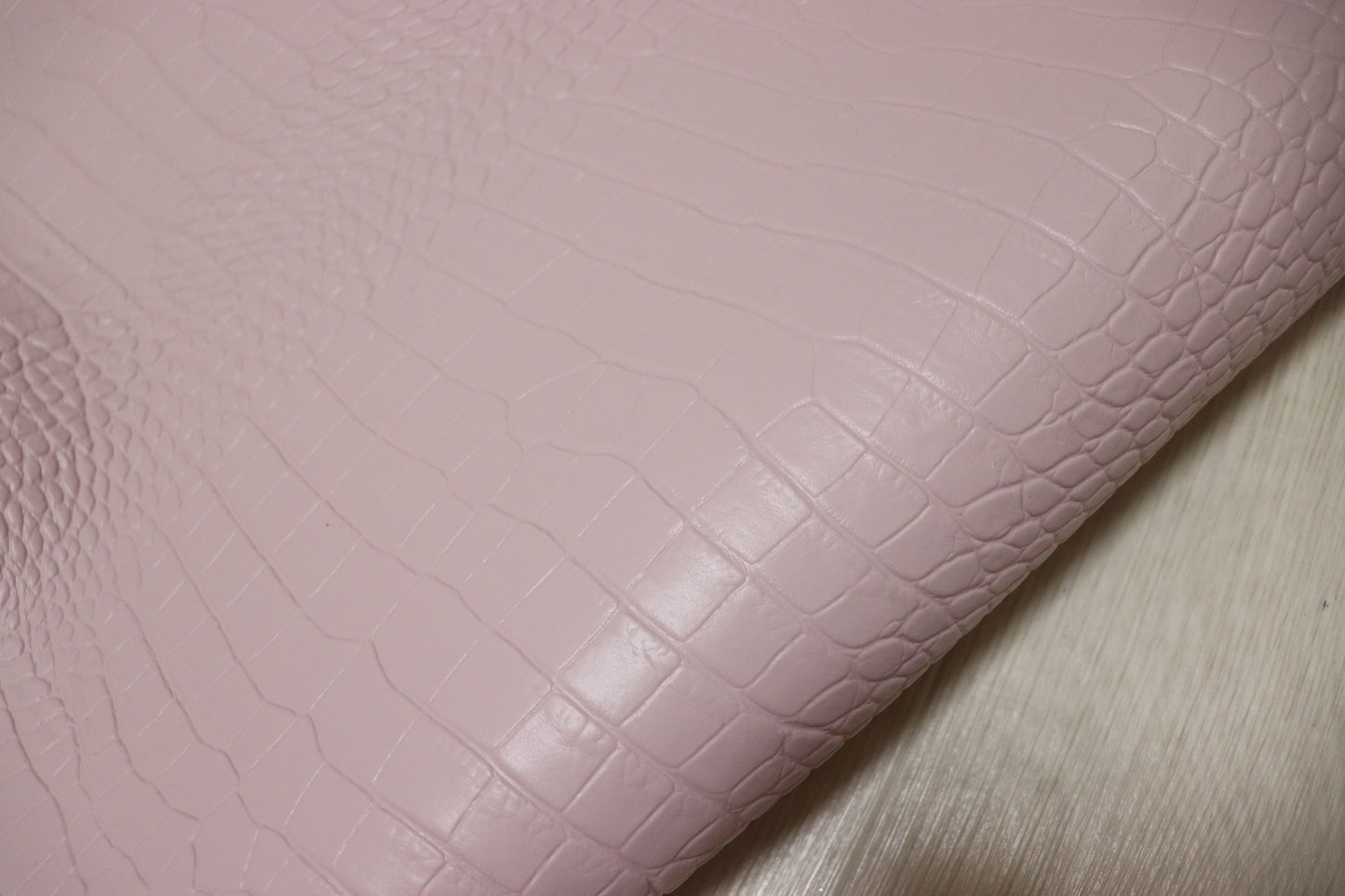 ds28円!新入荷!顔料仕上げ ベビーピンク クロコ型押し 240ds