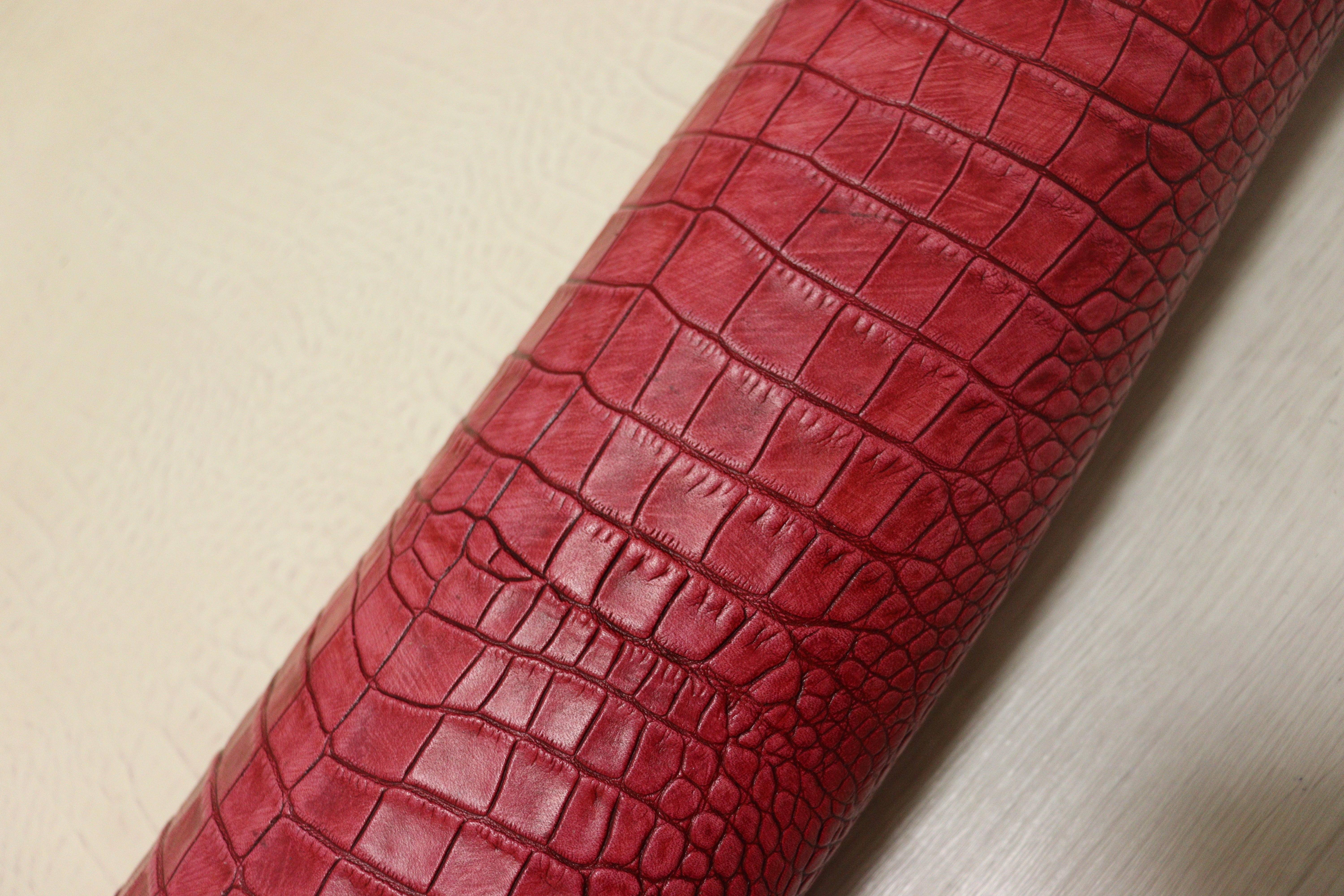 ダグネグロ　高級トランプセット　イタリアンレザーケース・ボールペン・メモ　レッド ds68円！イタリアンレザー ショルダー レッド系 クロコ型押し ヌメ革