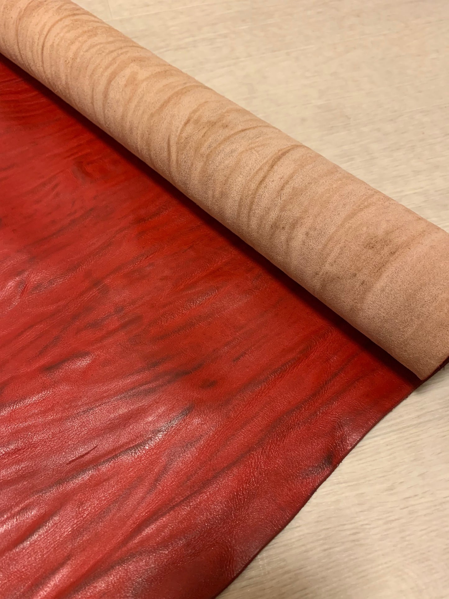 ds32円!新入荷!絞り加工 レッド アニリン仕上げ ヌメ革 97ds
