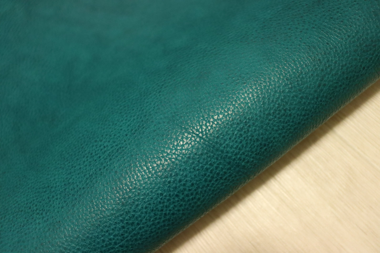 ds65円!新入荷!モチモチ ダコタシュリンク加工 ピーコックブルー ショルダーヌメ 140ds