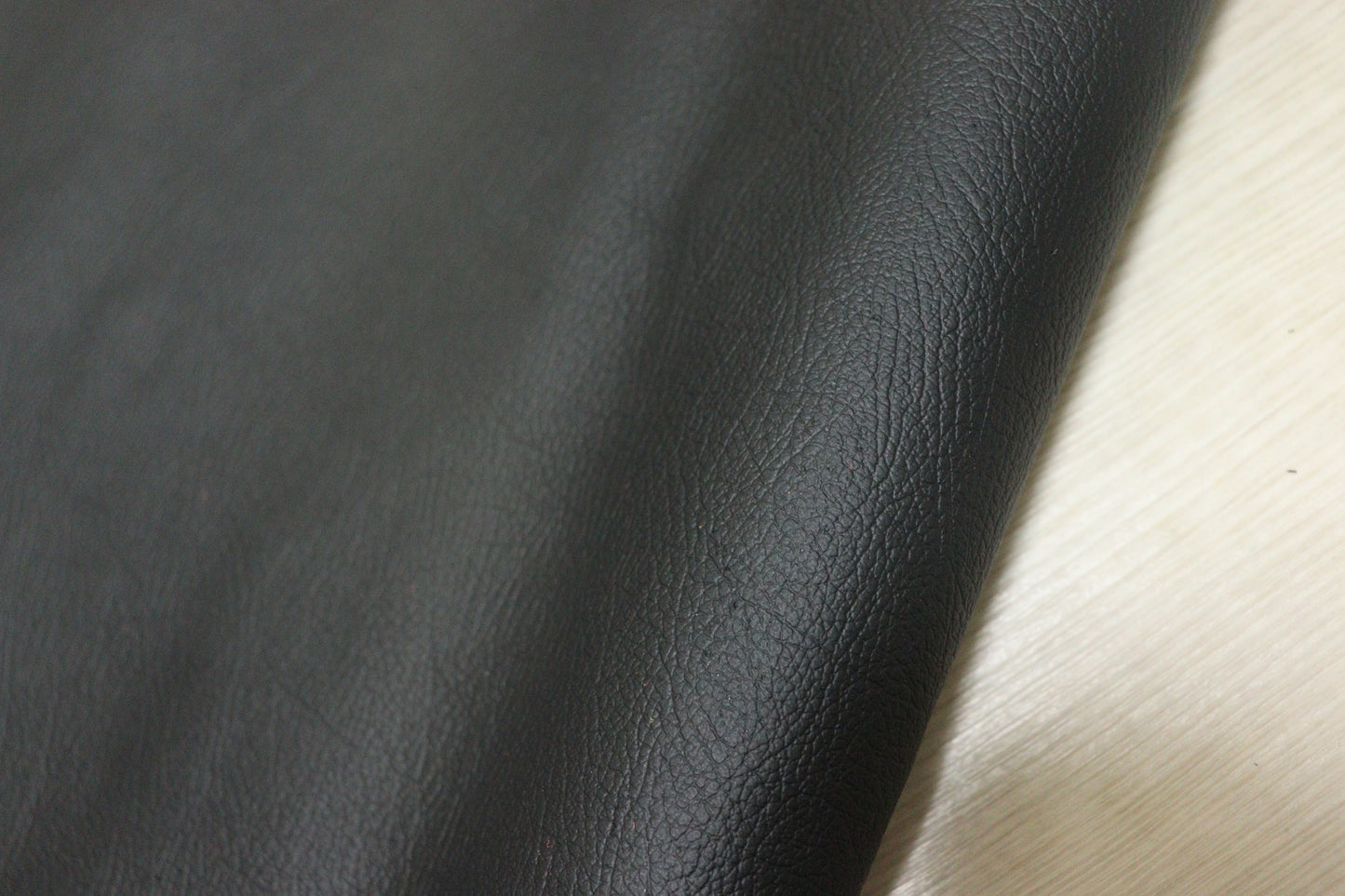 ds25円!新入荷!顔料仕上げ ブラック バッファロー型押し 200ds