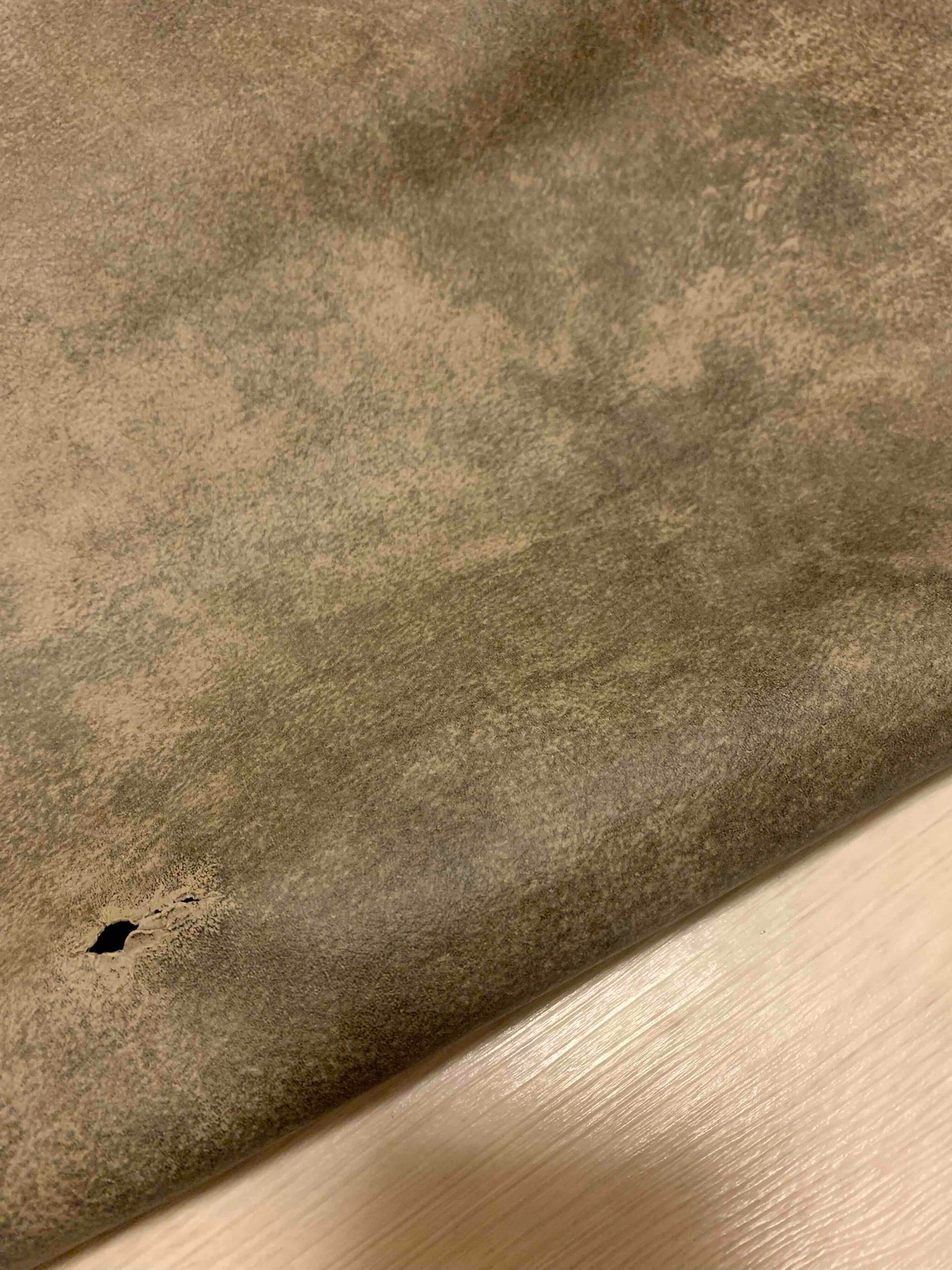 ds28円!新入荷!イタリアンレザー モカグレー ハギレ ムラ染プリント 147ds