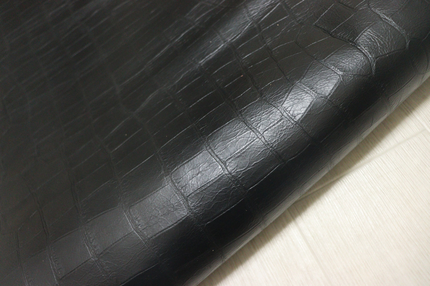 ds28円！新入荷！ブラック　オイルレザー　クロコ型押し　240ds