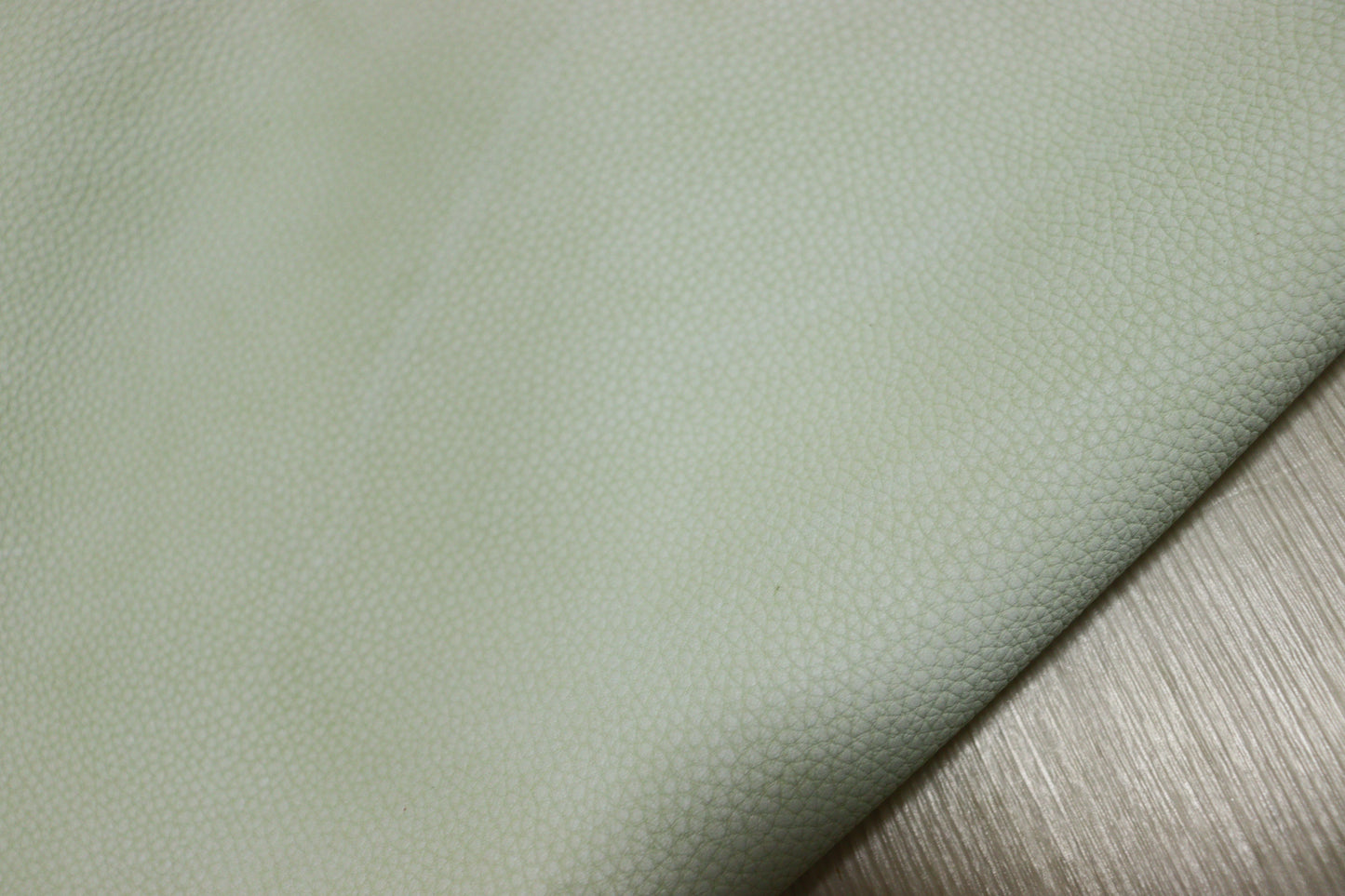 ds28円！新入荷！イタリアンレザー　　アイボリー系　シュリンク加工　216ds