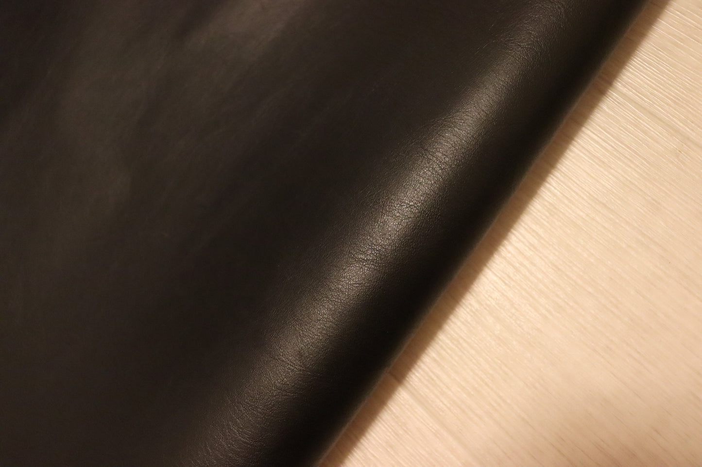 ds70円！イタリアンレザー　ヌメ革　染料仕上げ　ブラック　スムース加工　187ds