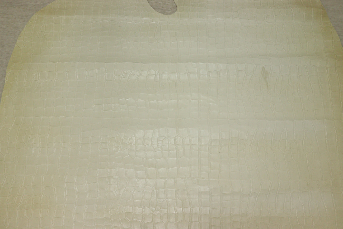 ds28円！訳あり　クラフトの定番！白なめし　クロコ型押し　153ds