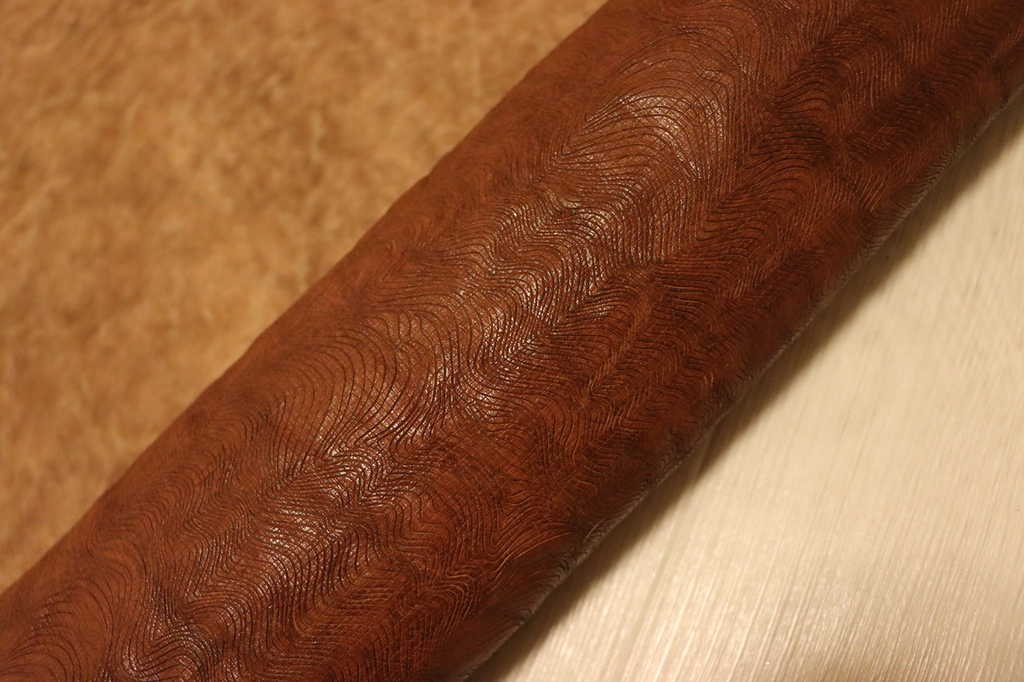 ds72円！イタリアンレザー　ショルダー　ヌメ革　ペイズリー調エンボス　95ds