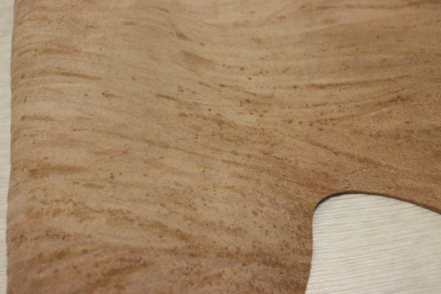 ds28円！訳あり　絞り加工　サファイア　アニリン仕上げ　ヌメ革　102ds