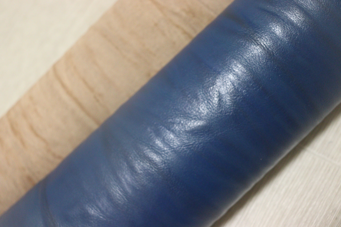 ds28円！訳あり　絞り加工　サファイア　アニリン仕上げ　ヌメ革　102ds