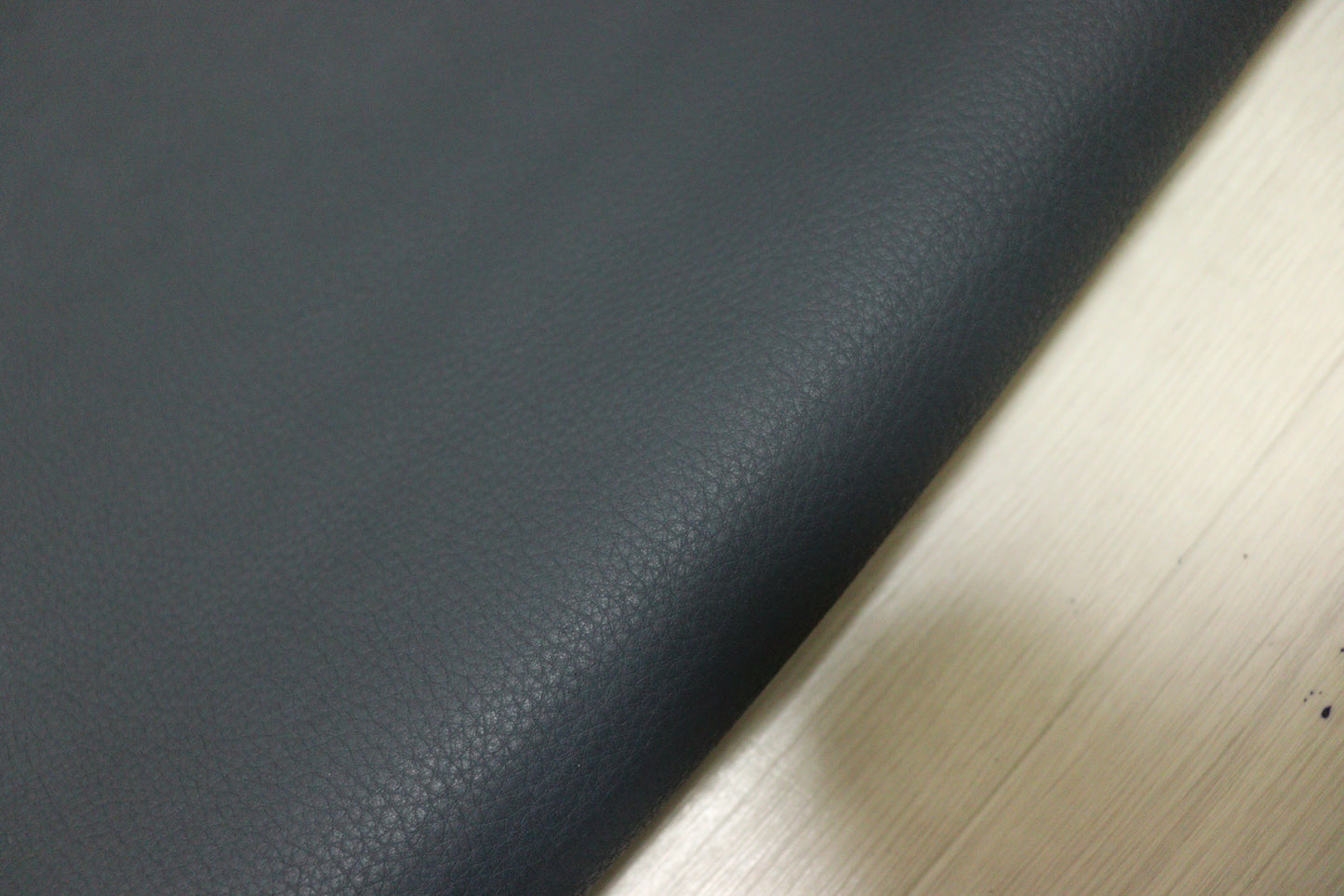 ds28円！新入荷！イタリアンレザー 　もちもち　ネイビー　シュリンク加工　298ds