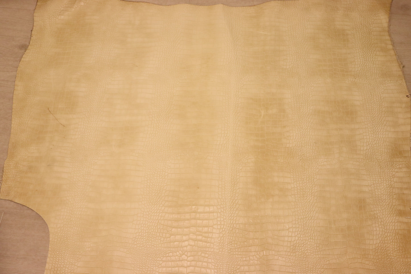 ds70円！イタリアンレザー　ショルダー　クロコ型押し　アンチック加工　クリーム　130ds