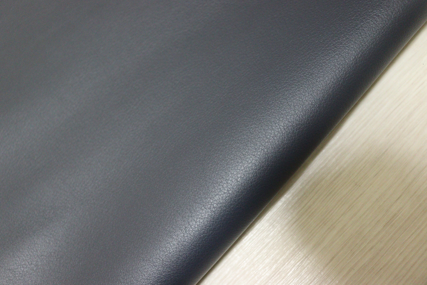 ds28円！新入荷！イタリアンレザー　ネイビー　弱シュリンク加工　172ds