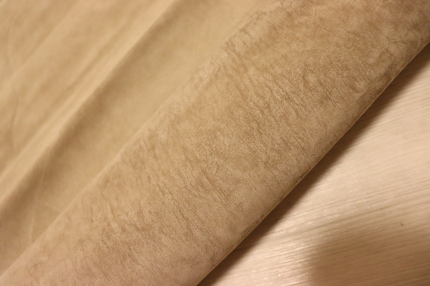 ds25円！新入荷！イタリアンレザー　吟すり加工　ハギレ　ムラ染　ベージュブラウン　140ds