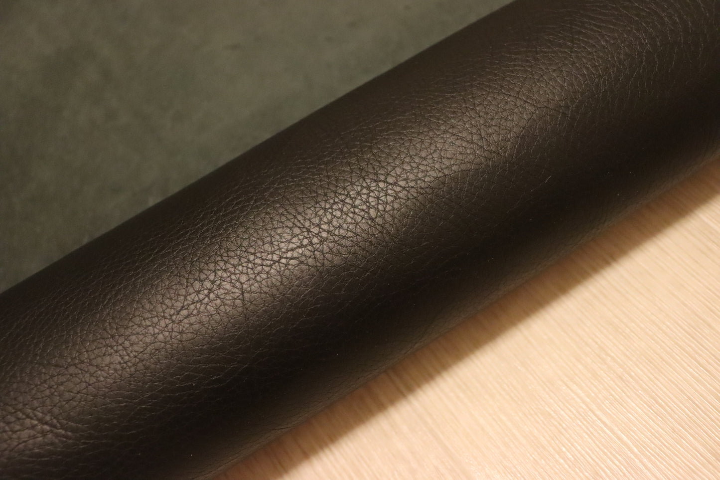 ds75円！イタリアンレザー　オイルヌメ　ショルダー　シュリンク加工　ブラック　150ds