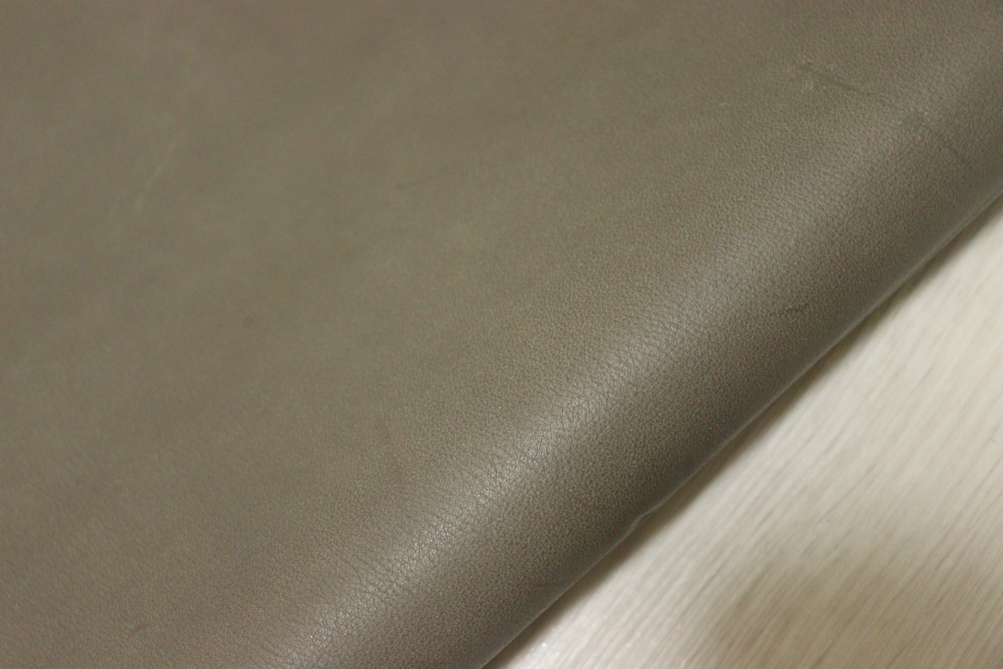 ds28円！新入荷！イタリアンレザー　ALASKA　オリーブ系　スムース加工　200ds