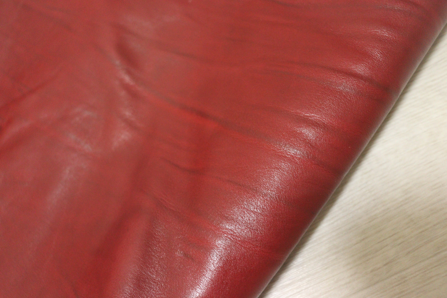 ds28円！訳あり　絞り加工　レッド　アニリン仕上げ　ヌメ革　163ds