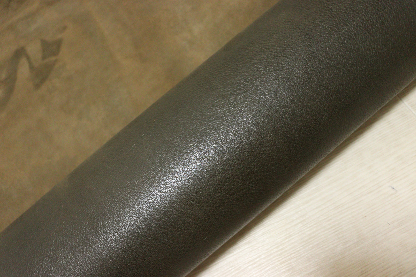 ds25円！新入荷！顔料仕上げ　カーキ　豚革　ヌメ革　117ds