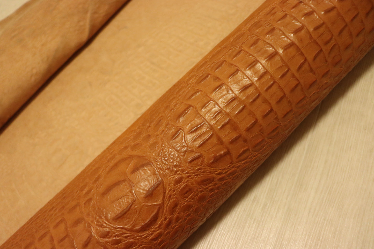 ds72円！イタリアンレザー　ショルダー　ヌメ革　背ワニ型押し　キャメル　147ds