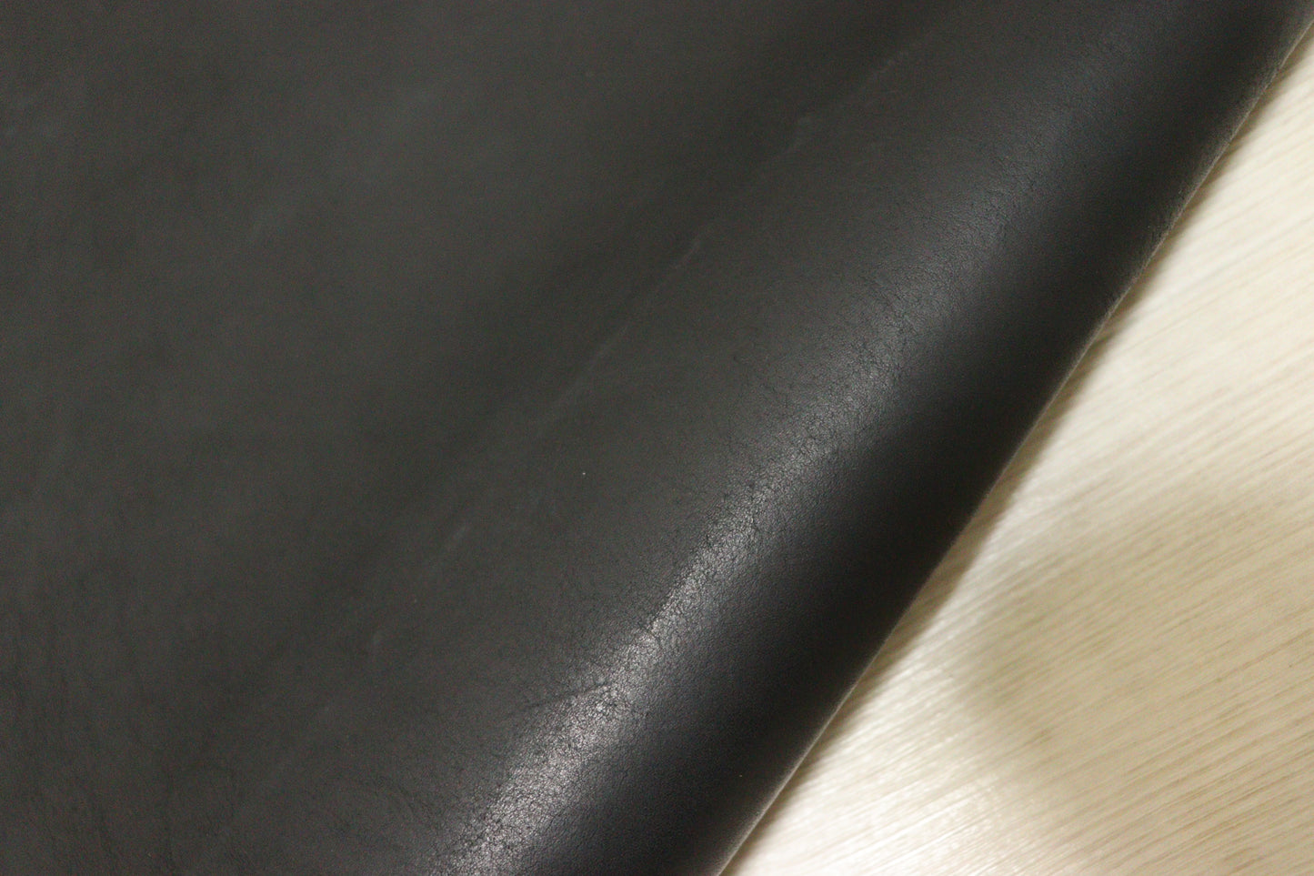 ds65円！イタリアンレザー 　オイルヌメ　ブラック　ショルダー　スムース加工　140ds