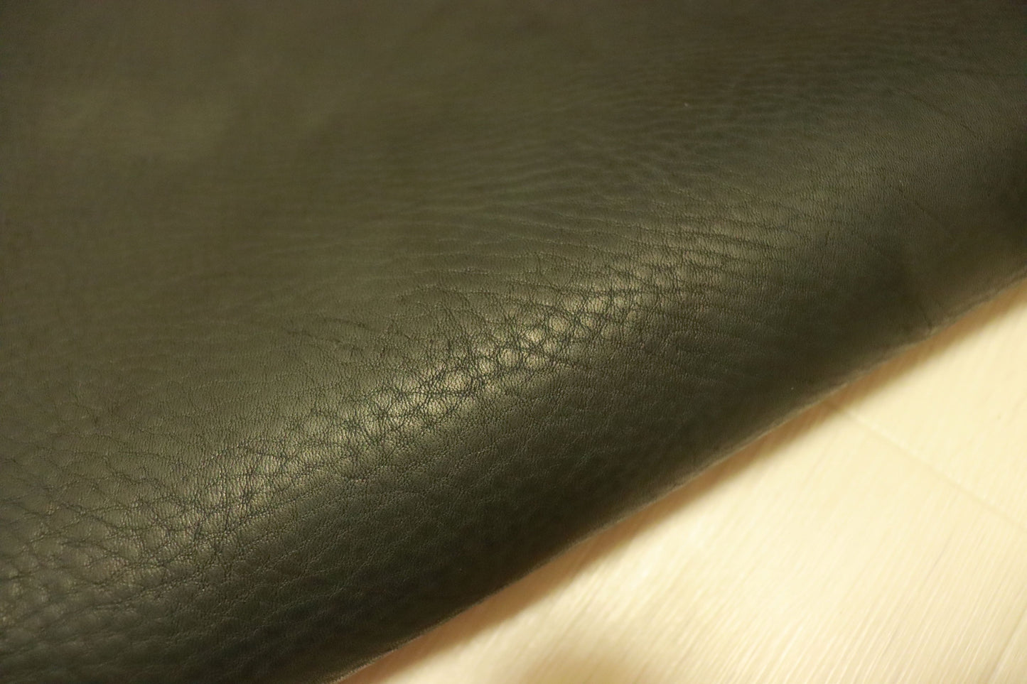 ds75円！新入荷！上質！ディア調シュリンク加工　ショルダー　ブラック　オイルヌメ　155ds