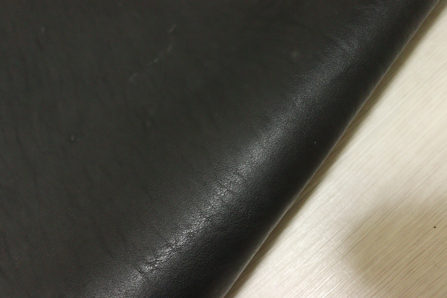 ds70円！イタリアンレザー 　オイルヌメ　ブラック　ショルダー　スムース加工　135ds