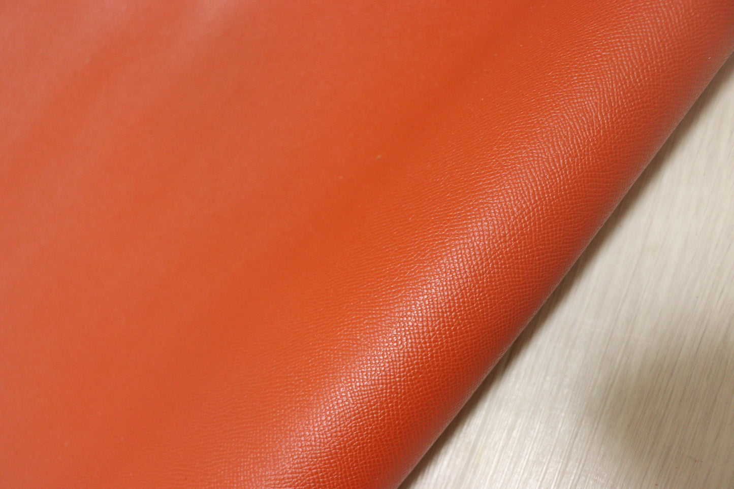 ds28円！新入荷！顔料仕上げ　絹目型押し　ハギレ　キャロットオレンジ　130ds