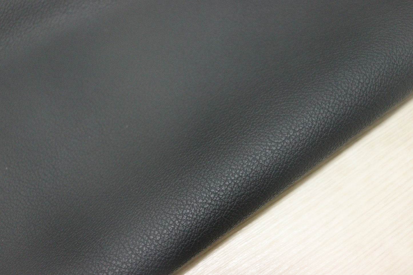 ds28円！新入荷！イタリアンレザー　弱シュリンク加工　ブラック　220ds