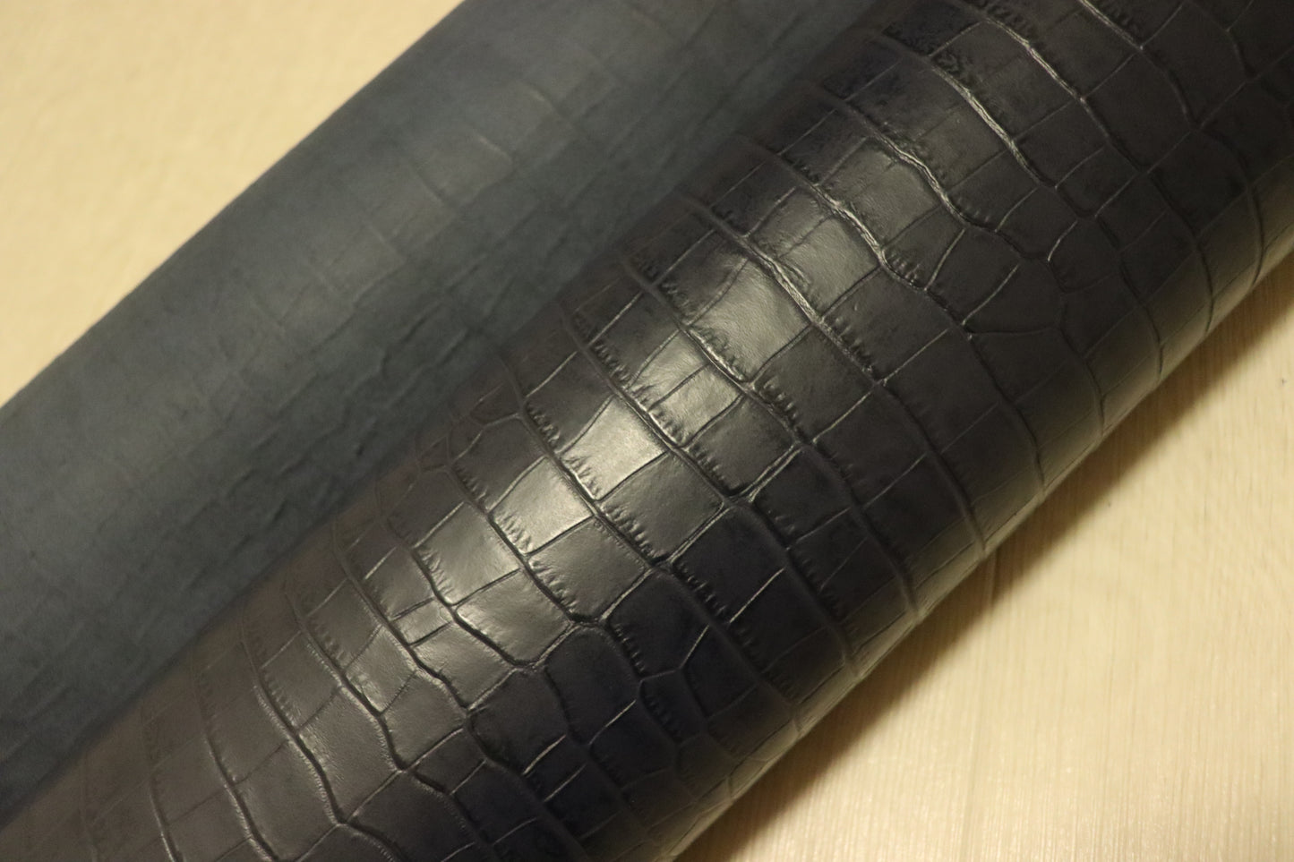 ds28円！新入荷！顔料仕上げ　イタリアンクロコ型押し　ネイビー　240ds