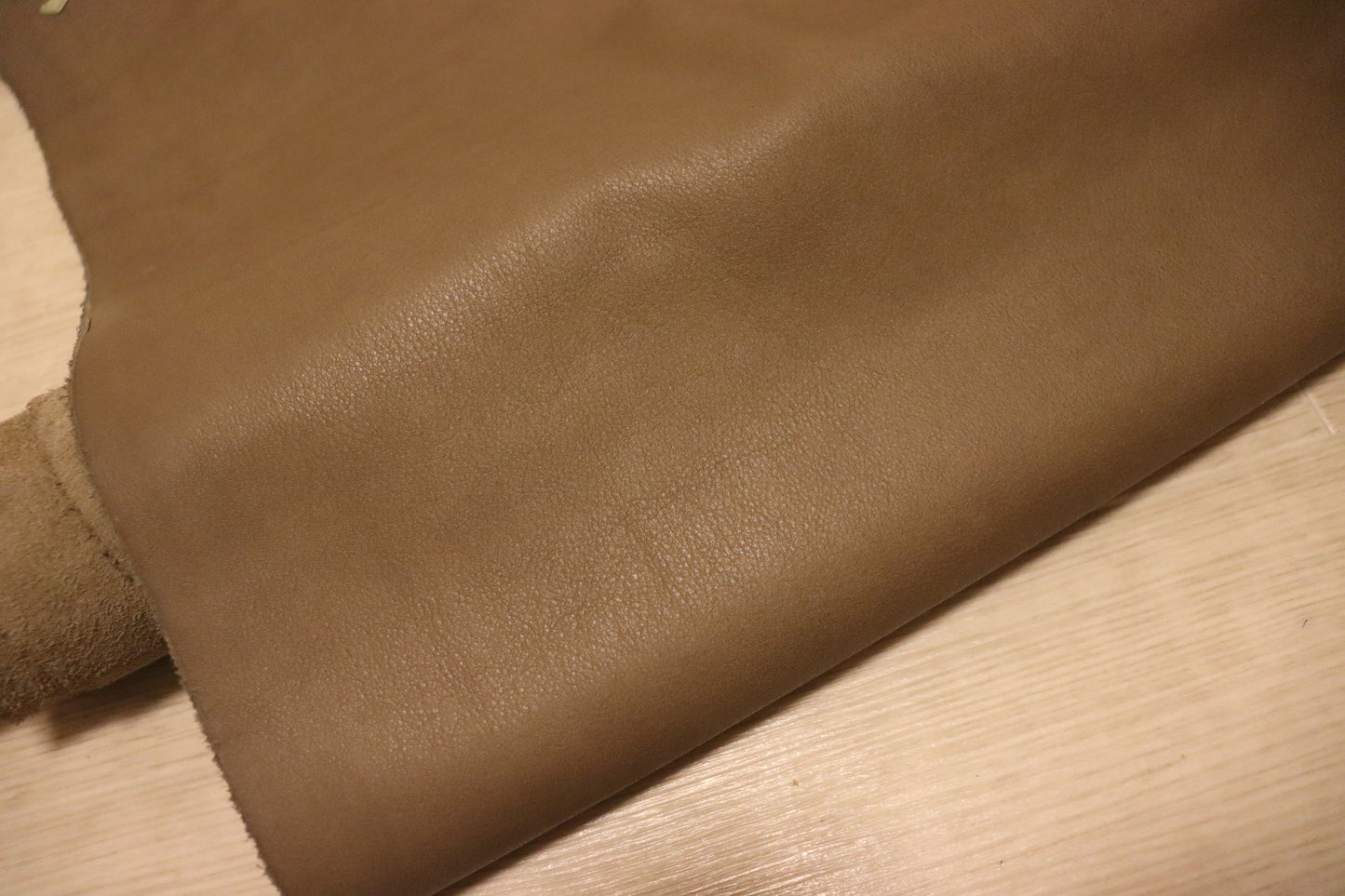 ds30円！新入荷！イタリアンレザー　ALASKA　オリーブ系　スムース加工　208ds