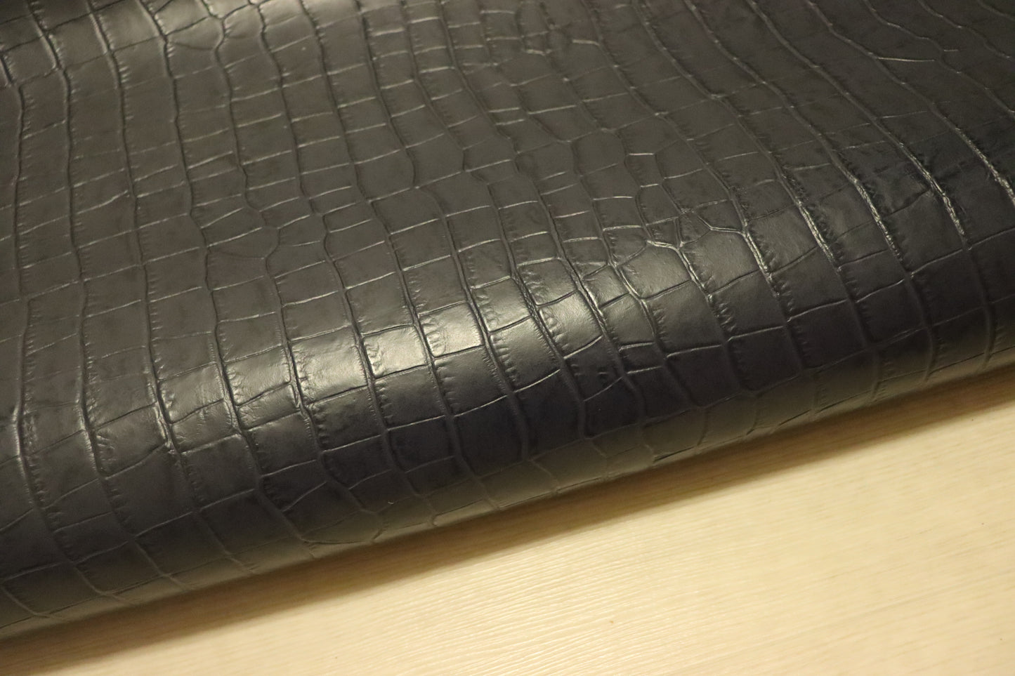 ds28円！新入荷！姫路レザー　顔料仕上げ　クロコ型押し　ネイビー　230ds