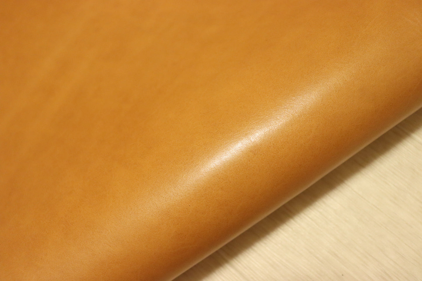 ds75円！新入荷！上質！オイルヌメ　染料仕上げ　イエローキャメル　ショルダー　129ds