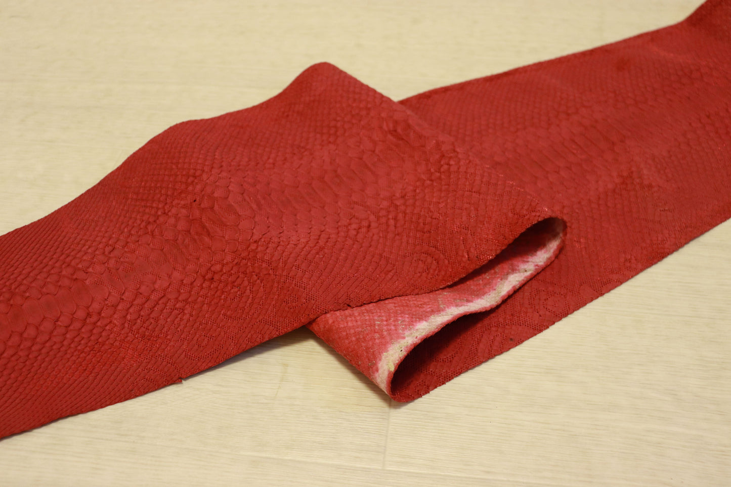 新入荷！価格固定！パイソン　最大160センチ×28センチ　レッド　フローラエンボス加工